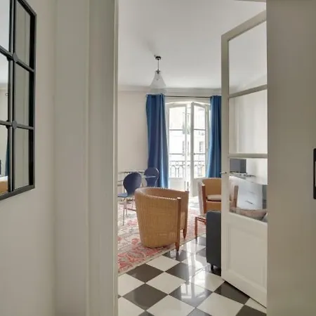 4 People Close To Eiffel Tower By Weekome Paris
