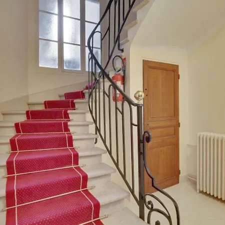 4 People Close To Eiffel Tower By Weekome * Paris