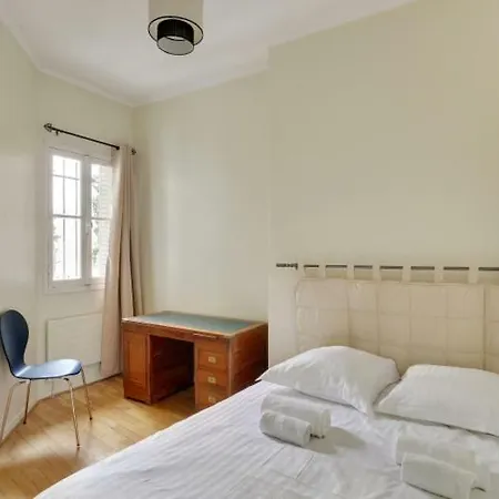 4 People Close To Eiffel Tower By Weekome * Paris