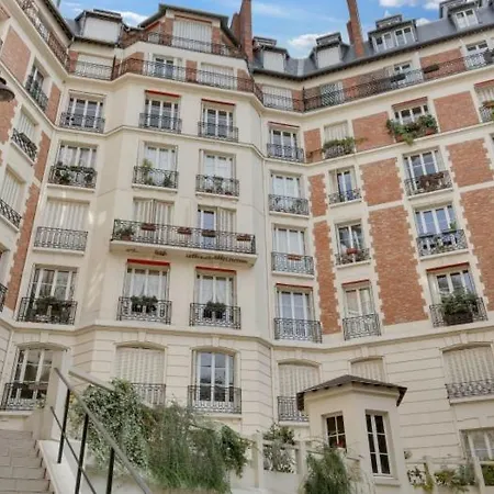 4 People Close To Eiffel Tower By Weekome * Paris