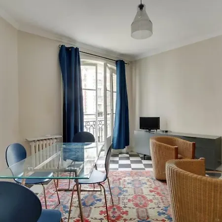 4 People Close To Eiffel Tower By Weekome Paris